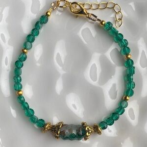Elegant Green Crystal and Gold Beaded Bracelet